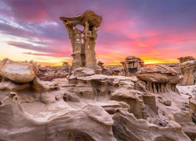 تپه های بیستی نیومکزیکو: شاهکاری از هنر طبیعت و گنجینه ای از تاریخ زمین تپه های بیستی نیومکزیکو: شاهکاری از هنر طبیعت و گنجینه ای از تاریخ زمین